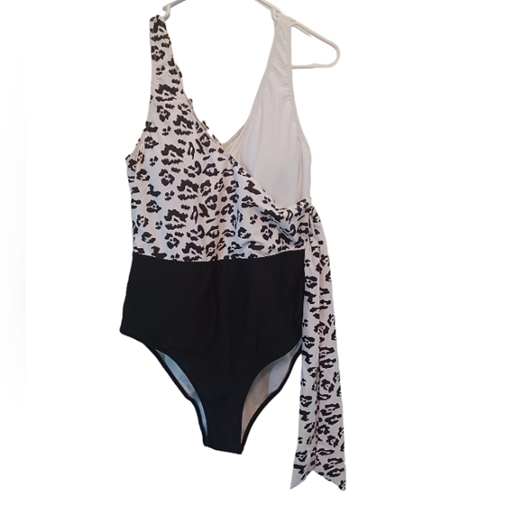 Beachsissi one piece black/white swimsuit/bathingsuit. Size XL NWT